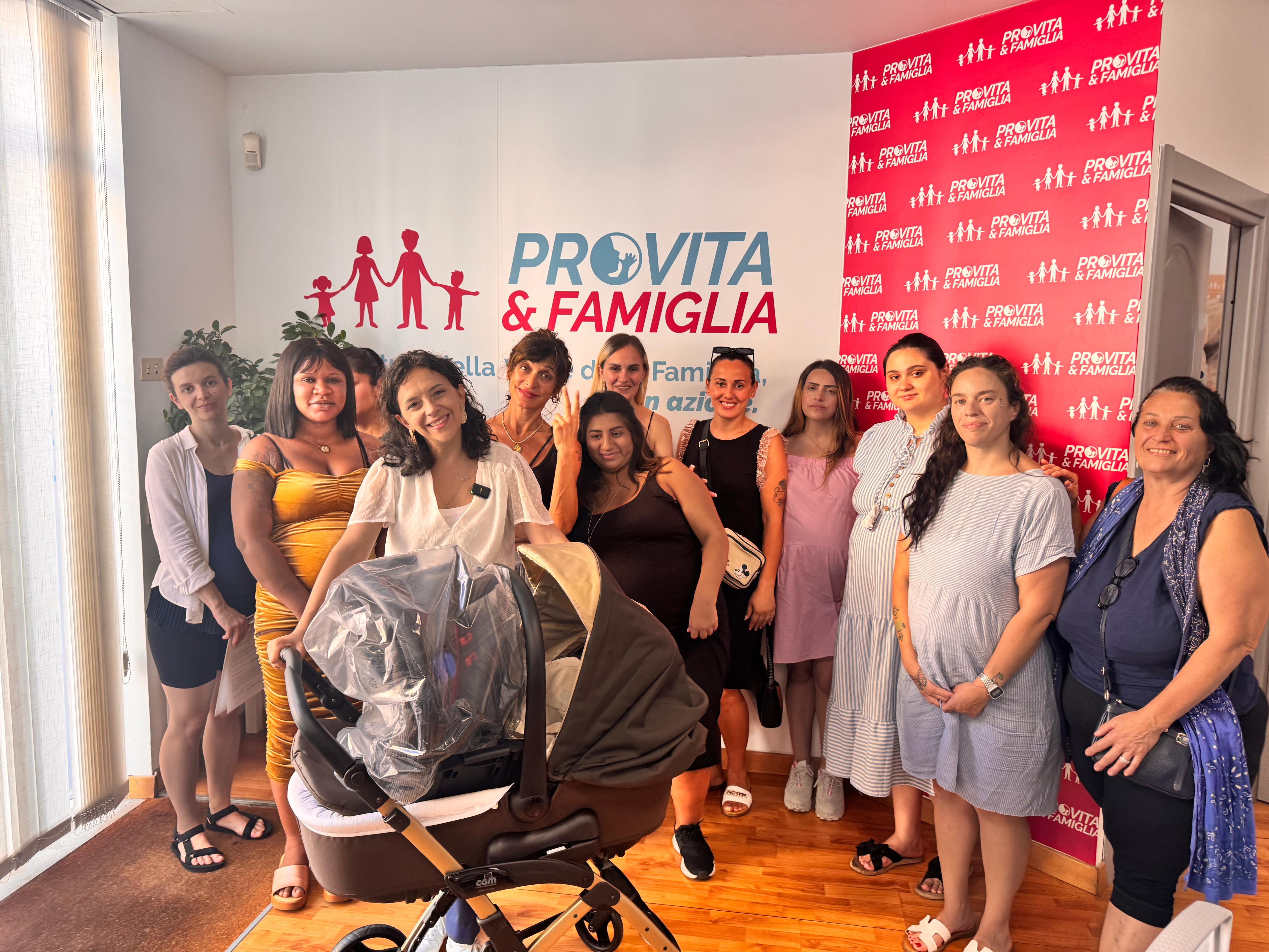 Donati altri 10 kit a mamme in difficoltà (215 totali): «Sostituire ISEE con quoziente familiare» 1